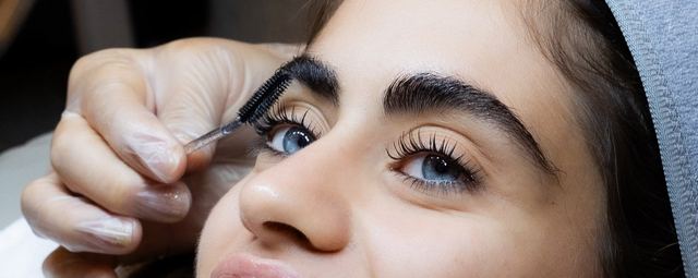 Lash application